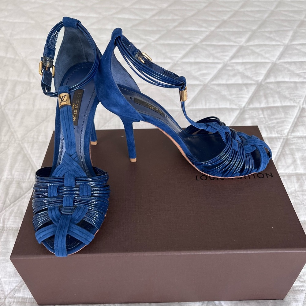Louis Vuitton Women’s closed toe T-strap 3 inch heels in blue leather Size 6